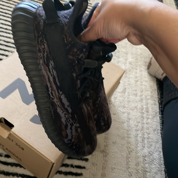 Yeezy Boost - Picture 3 of 4